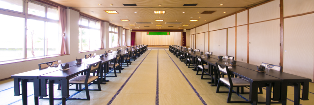 宴会場　白谷翡翠色の宮之浦川を望むのどかな時間が流れる